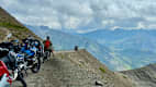 Motorräder auf dem Parkplatz am Col de la Bonette