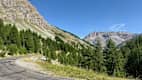 Straße und Bergpanorama auf der Nordseite des Col de la Cayolle