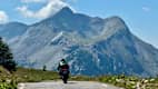 Motorradfahrer fährt auf der Südseite des Col de la Cayolle