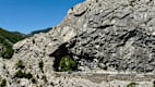 Straße am Col de Lèques in den Seealpen, umgeben von Felsen und Natur