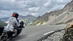 Motorradfahrer auf der Passhöhe des Col du Galibier