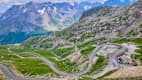 Der Col du Galibier Pass windet sich durch die Hochalpenlandschaft der französischen Seealpen