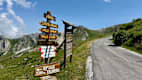 Wegweiser an der Straße am Colle d'Esischie-Passhöhe in den Seealpen.