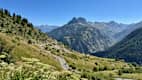 Nordseite des Col d’Allos, kurvenreiche Alpenstraße für Motorradfahrer