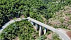 Brücke in den roten Schluchten der Gorges de Daluis, spektakuläre Motorradroute