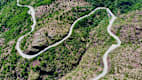 Kurvenreiche Passstraße in den Gorges de Daluis, rote Felsenschlucht in den französischen Alpen