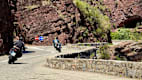 Motorräder in den roten Schluchten der Gorges de Daluis, kurvenreiche Passstraße