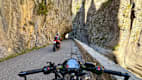 Ein Motorrad durchquert die enge und kurvige Straße der Gorges du Bachelard in den französischen Seealpen.