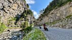 Motorräder auf einer Straße in den Gorges du Bachelor, einer felsigen Schlucht in den französischen Seealpen.