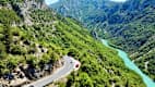 Der türkisfarbene Fluss schlängelt sich durch die Gorges du Verdon in den französischen Seealpen
