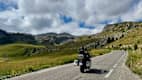 Motorradfahrer auf der kurvigen Strecke zum Col de Restefond-Bonette in den Alpen