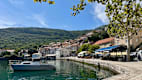 Blick auf die Küstenstadt Bakar in Kroatien mit Hafen und Bergen.