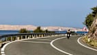 Küstenstraße bei der Insel Pag in Kroatien mit Meerblick.