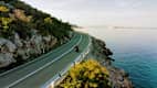 Motorrad auf der Küstenstraße in Kroatien mit Blick aufs Meer.