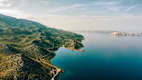 Küstenstraße mit Blick auf die Insel Rab in Kroatien.