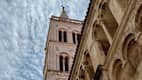 Historische Gebäude und Kirche in der Altstadt von Zadar, Kroatien.