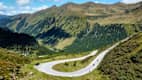 Motorrad in einer Kurve auf dem Sölkpass in Österreich.