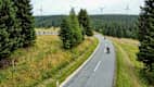 Motorradfahrer auf der Straße an der Weinebene in Österreich.