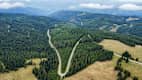 Motorradstrecke durch Berglandschaft an der Weinebene in Österreich.