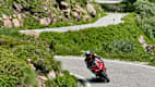 Eine Ducati fährt auf einer Straße am Manghenpass