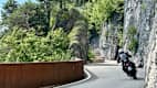 Ein Motorradfahrer fährt auf einer Straße am Mendelpass