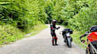 Motorradfahrer machen eine Pause auf einer Landstraße in Predjama