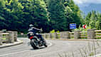 Motorradfahrer unterwegs im Socatal in Slowenien