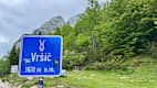 Ein Straßenschild zeigt die Aufschrift Vrsic in Slowenien