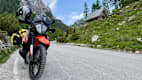 Motorradfahrer unterwegs auf dem Vrsicpass in Slowenien