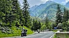Motorradfahrer unterwegs auf dem Vrsicpass in Slowenien