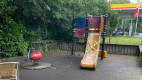 Ein gesperrter Spielplatz auf dem Rasthof Ostetal Nord
