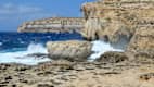Die Meeresbucht Dwejra Bay an der Westküste der zu Malta gehörenden Insel Gozo