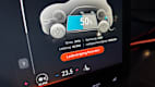 Der Ladevorgang eines Smart 1 Elektroautos