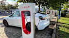Ein Tesla Model Y steht an einem Tesla Supercharger