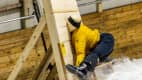 Ein Dummy ohne Helm rast auf einem Schlitten gegen eine Wand beim ADAC Schlittencrashtest in der Skihalle in BottropADAC Schlittencrashtest in der Skihalle in Bottrop