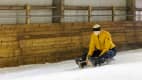 Ein Dummy fährt auf einem Schlitten beim ADAC Schlittencrashtest in der Skihalle in Bottrop