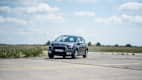 Der Dacia fahrend von vorne