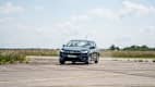 Der Dacia fahrend von vorne