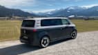 Seitenansicht eines stehenden VW ID Buzz