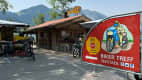 Ein Schild das auf das Biker Treff im Seestadl am Walchsee hinweist