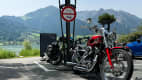 Ein Motorrad steht auf einem Parkplatz am Walchsee