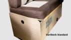 Rückbank aus Holz in einem Wohnwagen