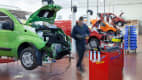 Mechaniker in der Produktionswerkstatt des umgebauten Karabag 500 E