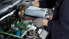 Mechaniker baut am Motor des Karabag 500 E