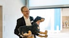 Reinhard Kolke mit Hund bei den Feierlichkeiten zum Jubiläum 25 Jahre Testzentrum in Landsberg