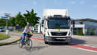 Fahrradfahrer und LKW beim Test zum LKW Abbiegeassistent