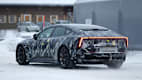 Heck und Seitenansicht eines fahrenden Polestar 5 Erlkönigs