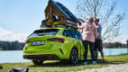 Junge Leute bauen das Dachzelt Vickywood: Big Willow 140 auf
