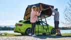 Junge Leute bauen das Dachzelt Vickywood: Big Willow 140 auf