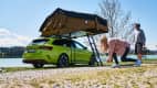 Junge Leute bauen das Dachzelt Vickywood: Big Willow 140 auf